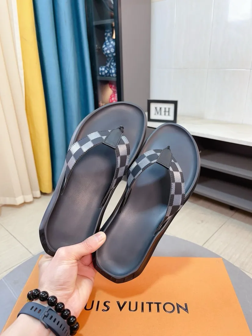 Men's shoes 💰260🌹🌹 (lv-Louis Vuitton) new men's sandals, high-end boutique, exquisite embossed logo decoration on the upper, fine workmanship, super soft soles, casual, loose and comfortable, a must-have in summer! \nsize：38-44